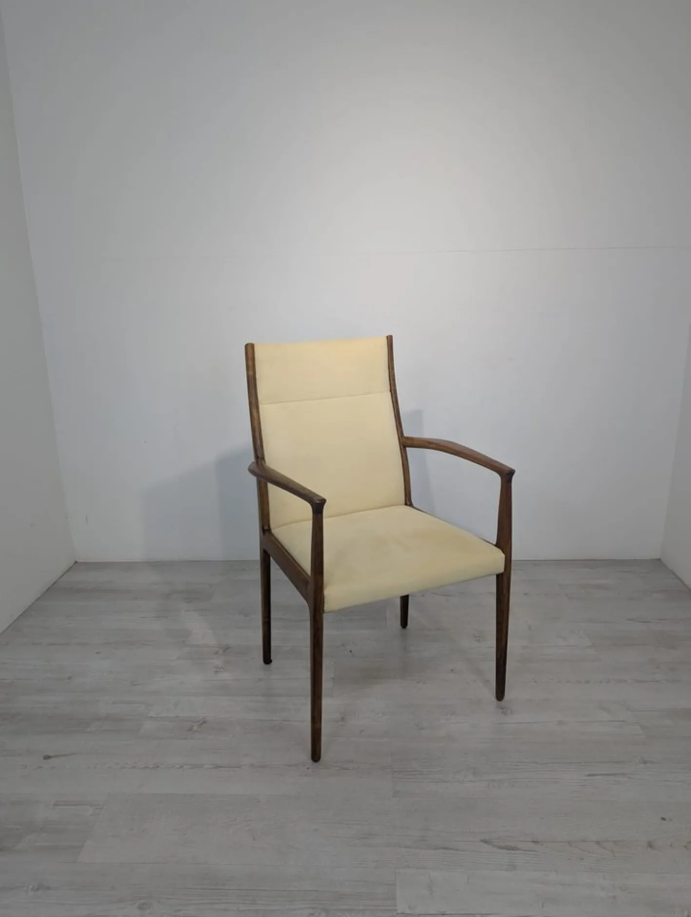 Dänischer Mid-Century Armlehnstuhl aus Holz im modernen Stil, 1960er