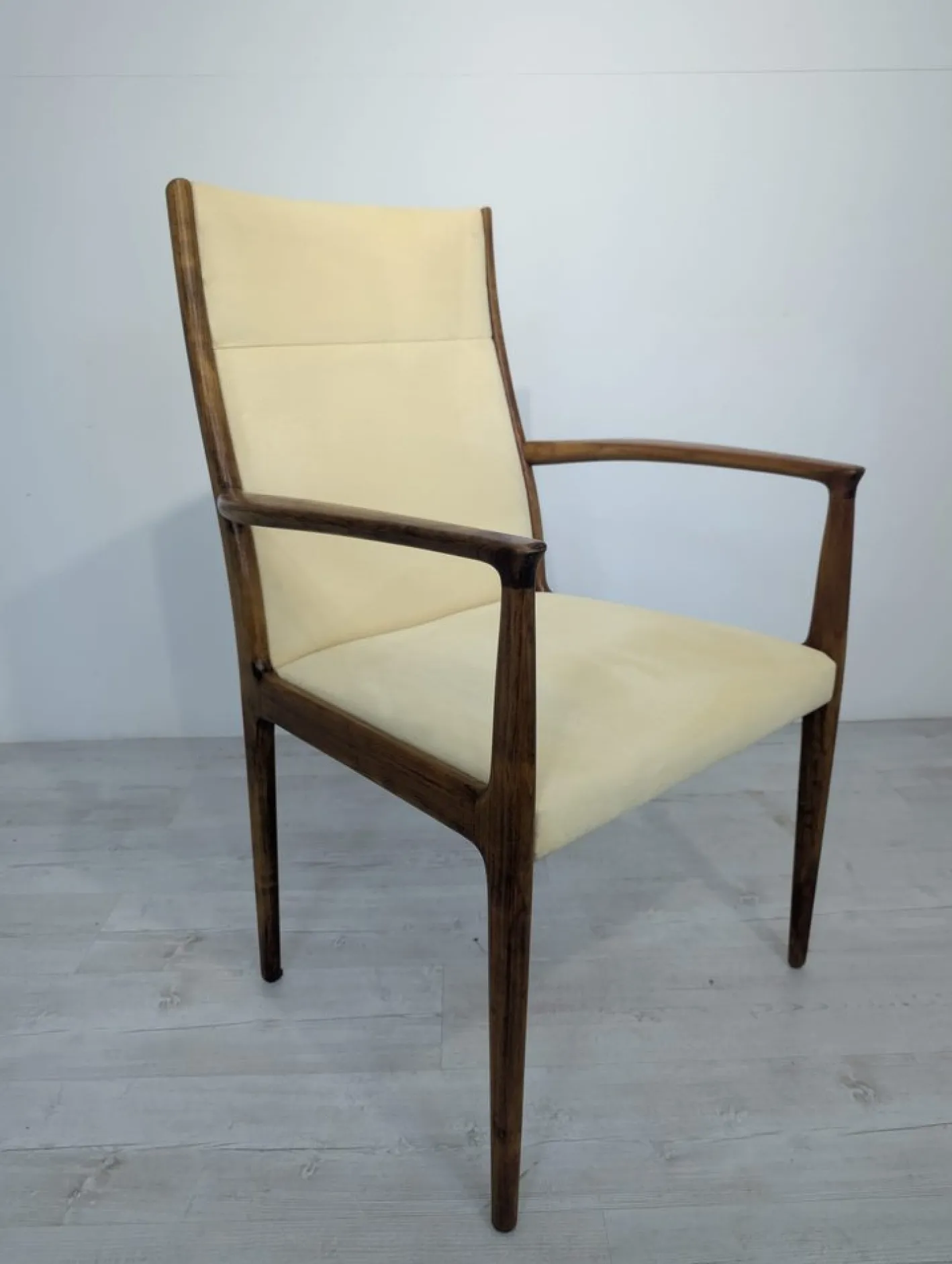 Dänischer Mid-Century Armlehnstuhl aus Holz im modernen Stil, 1960er