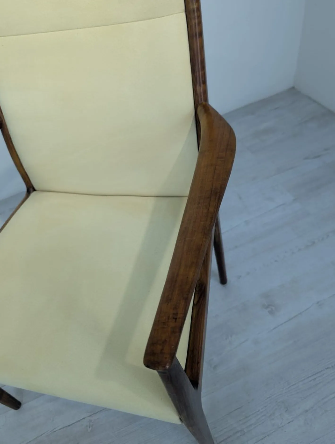 Dänischer Mid-Century Armlehnstuhl aus Holz im modernen Stil, 1960er