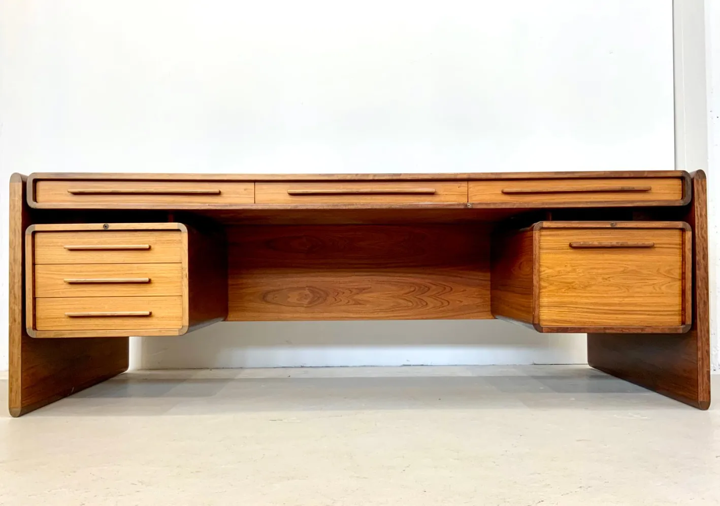 Dänischer Mid-Century Chief Schreibtisch von Dyrlund, 1960er