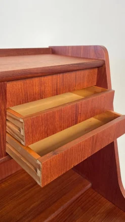 Dänischer Mid-Century Teak Schreibtisch mit Ausziehbarem Schreibtisch & Schubladen, 1960er