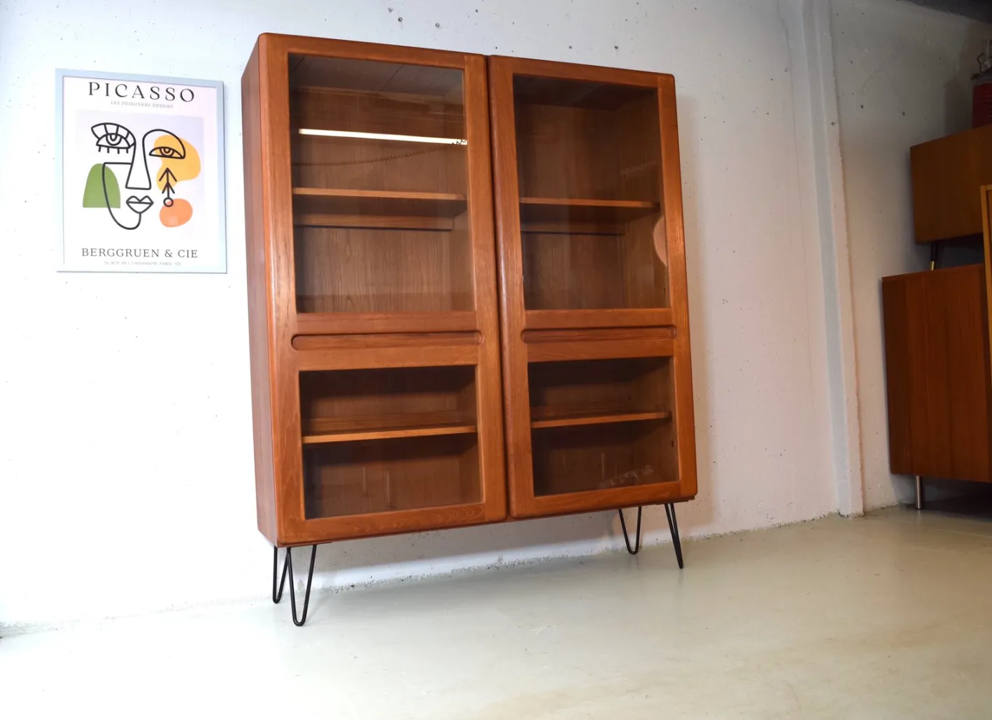 Dänischer Teakholz-Vitrinenschrank von Kollund Möbler, 1970er Jahre