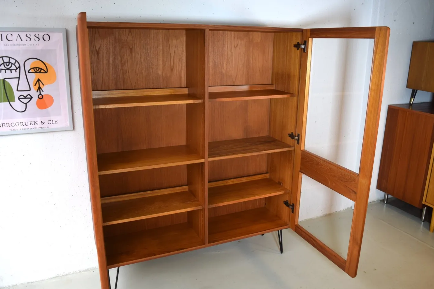 Dänischer Teakholz-Vitrinenschrank von Kollund Möbler, 1970er Jahre