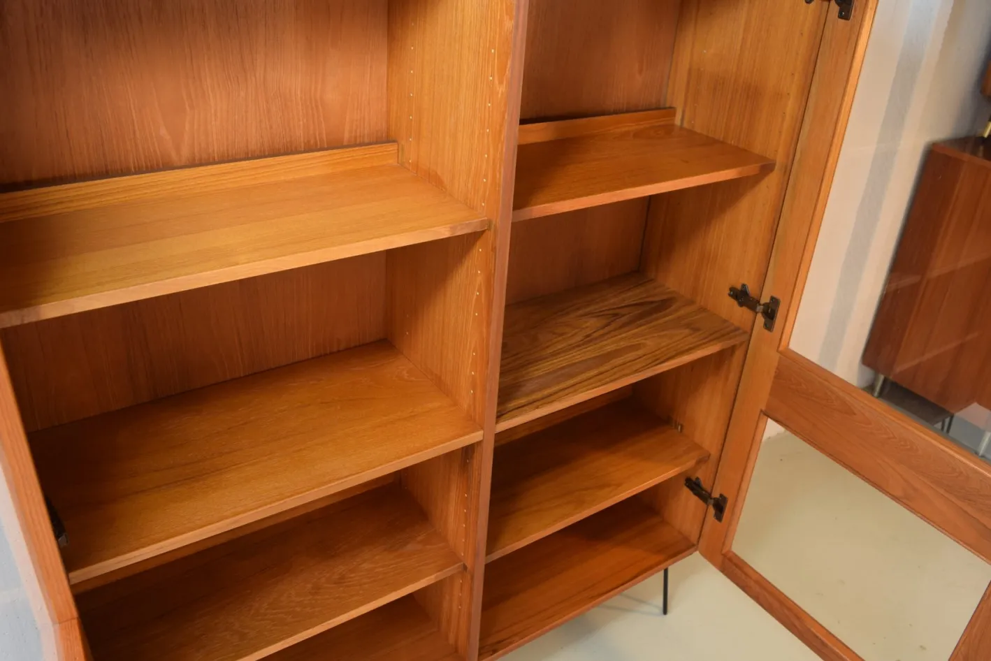 Dänischer Teakholz-Vitrinenschrank von Kollund Möbler, 1970er Jahre