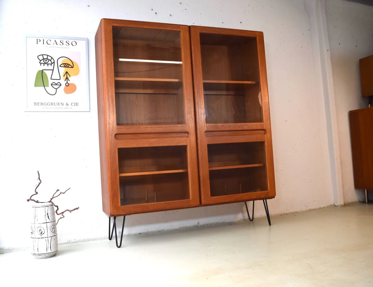 Dänischer Teakholz-Vitrinenschrank von Kollund Möbler, 1970er Jahre
