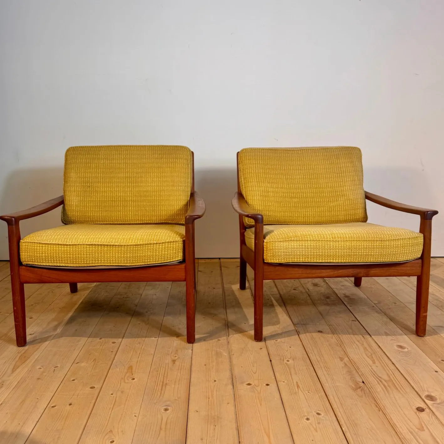 Dänische Sessel mit Gestell aus Teak, 1960er, 2er Set