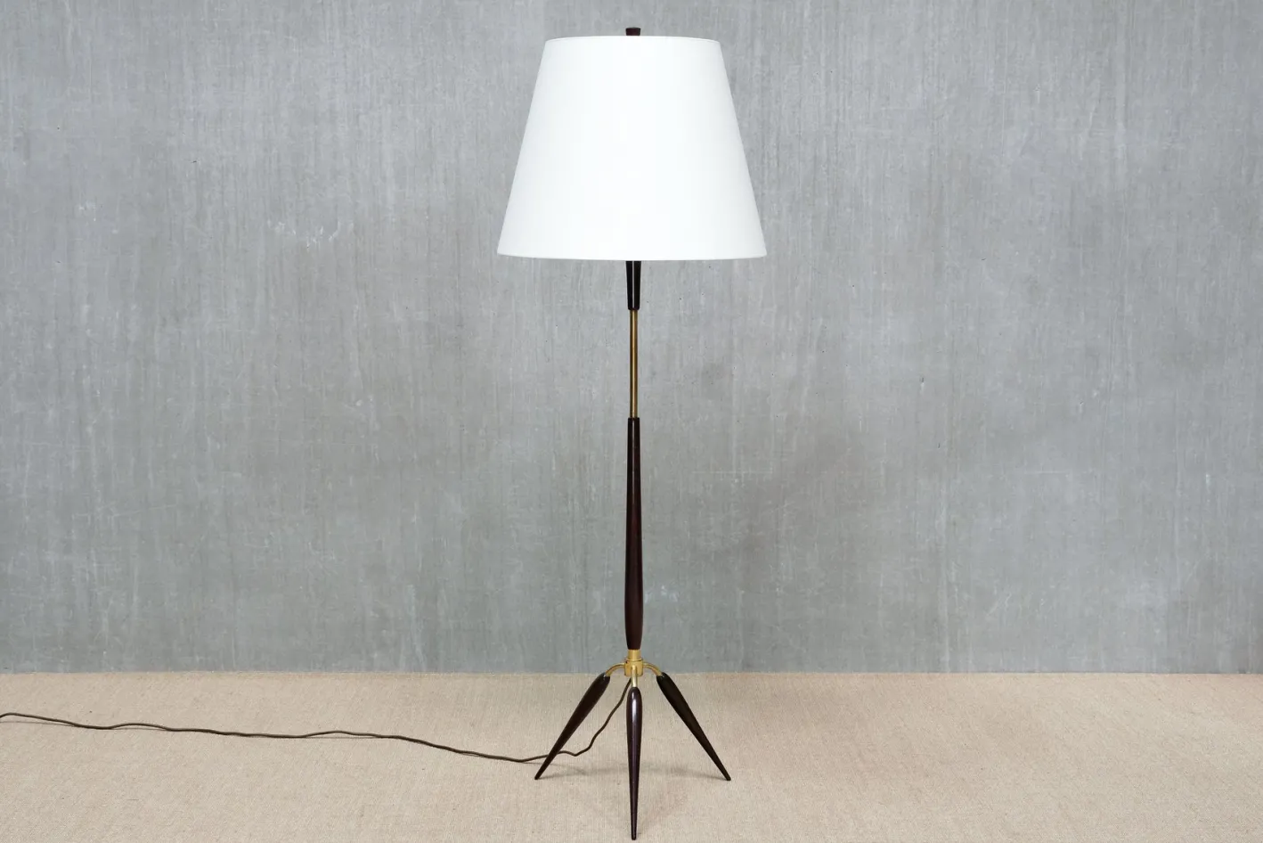 Dänische Skulpturale Dreibein Stehlampe aus Buche, Messing & Leinen von Fog & Mørup, 1960er