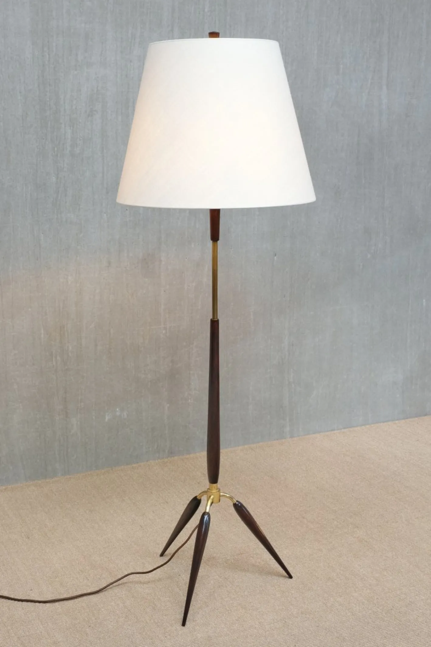 Dänische Skulpturale Dreibein Stehlampe aus Buche, Messing & Leinen von Fog & Mørup, 1960er