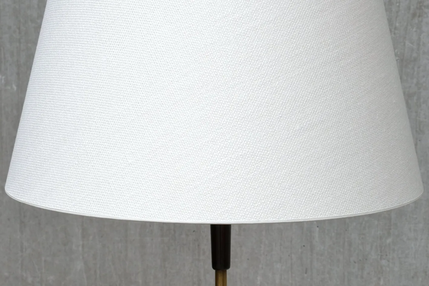 Dänische Skulpturale Dreibein Stehlampe aus Buche, Messing & Leinen von Fog & Mørup, 1960er