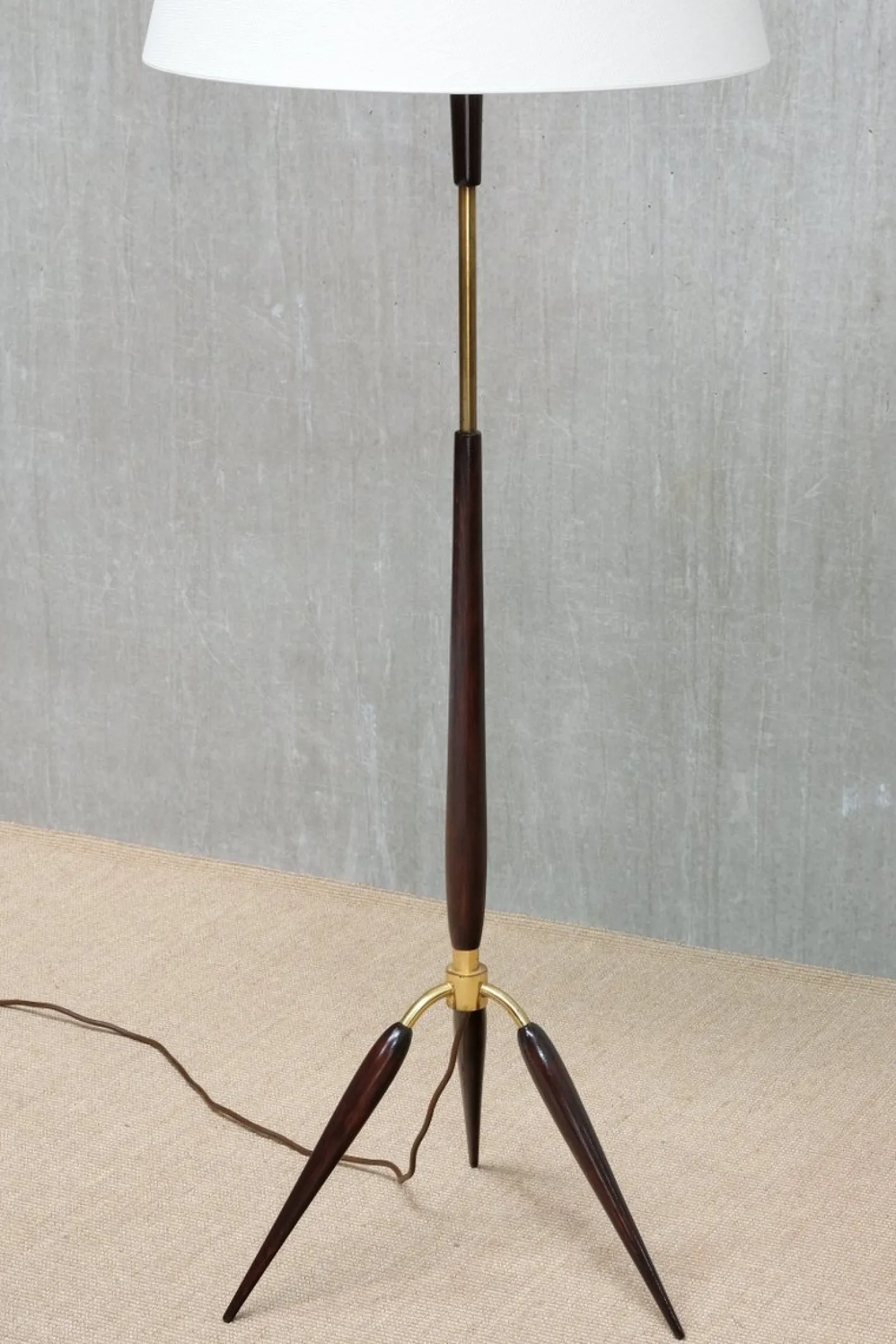 Dänische Skulpturale Dreibein Stehlampe aus Buche, Messing & Leinen von Fog & Mørup, 1960er