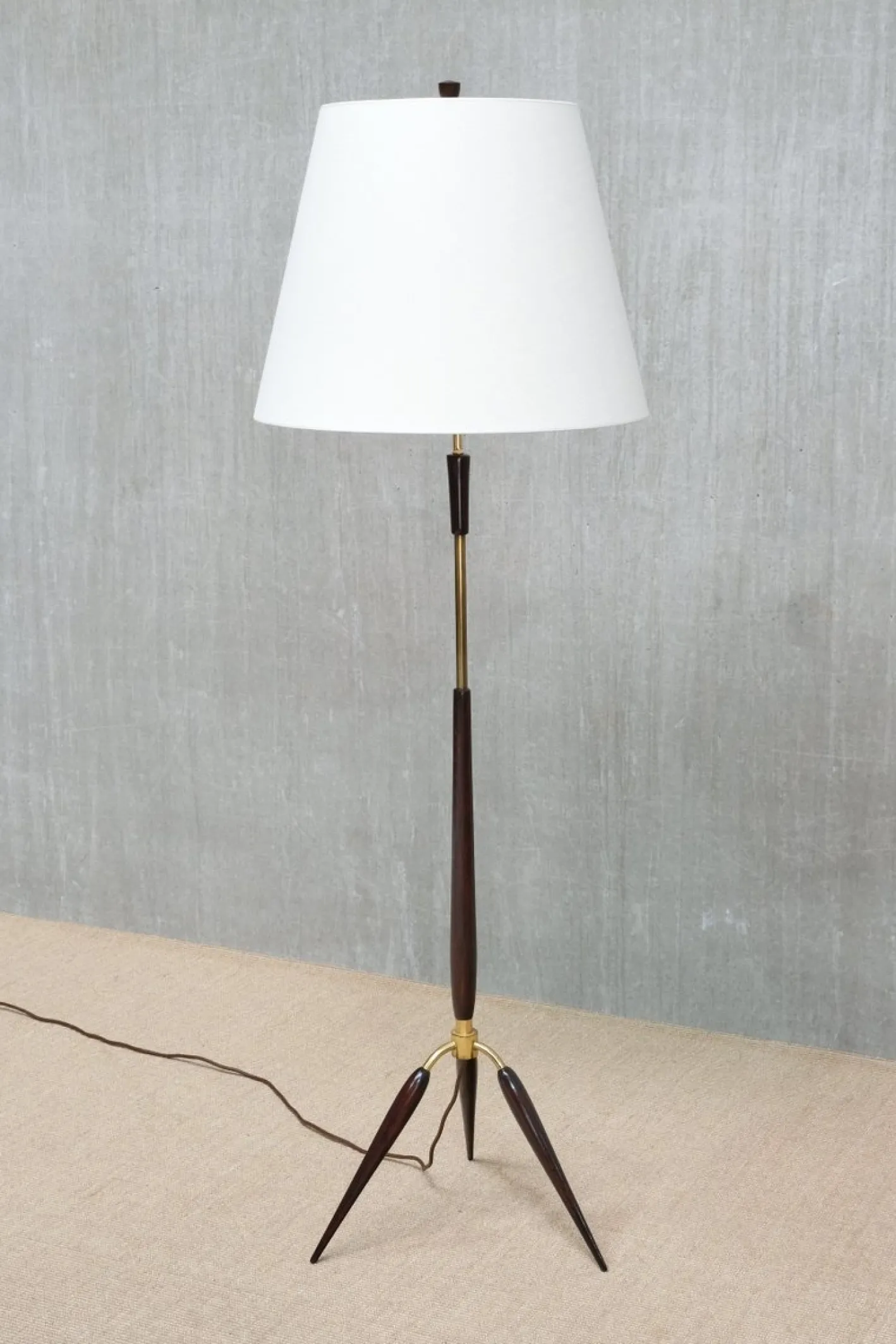 Dänische Skulpturale Dreibein Stehlampe aus Buche, Messing & Leinen von Fog & Mørup, 1960er