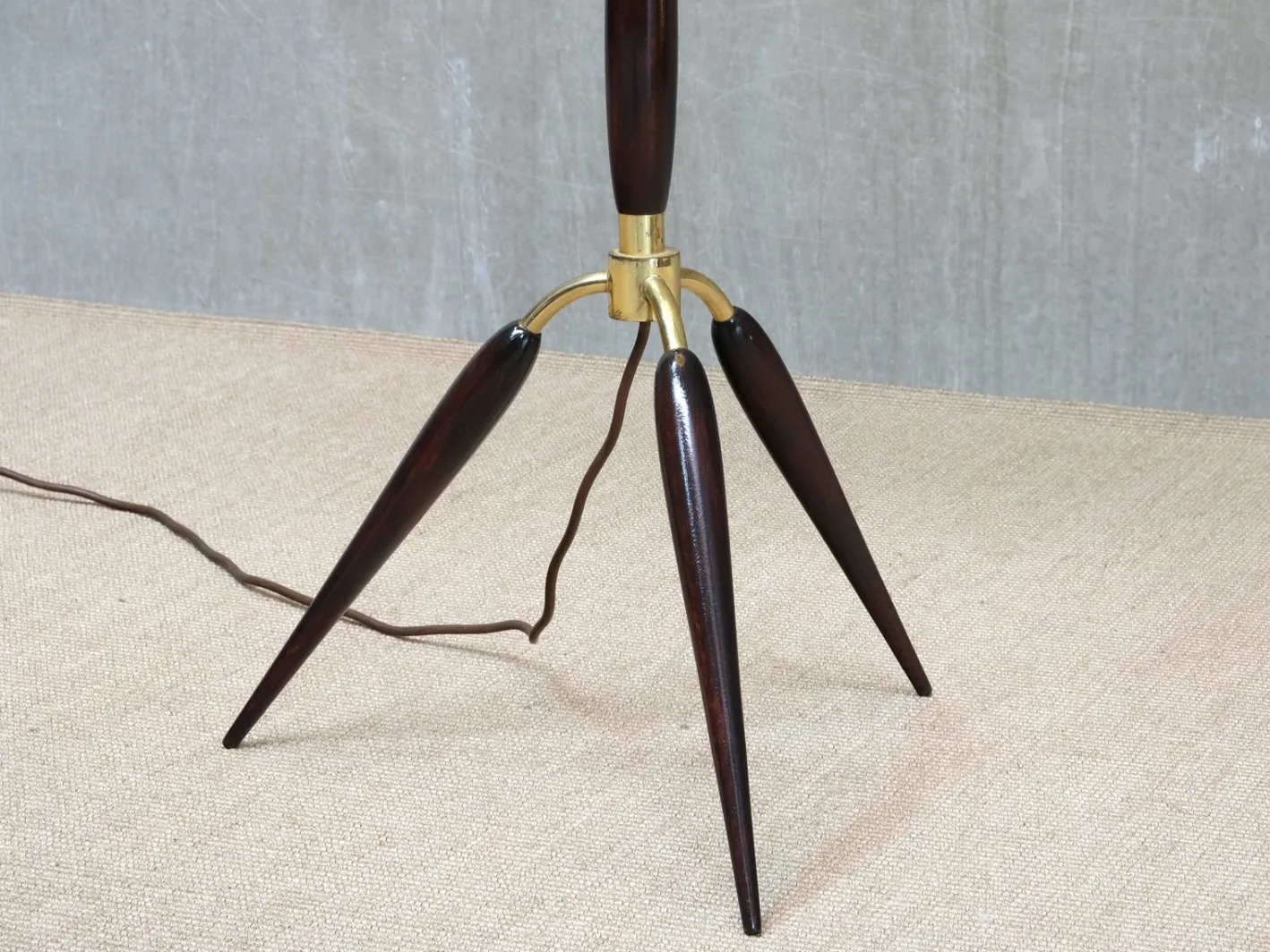 Dänische Skulpturale Dreibein Stehlampe aus Buche, Messing & Leinen von Fog & Mørup, 1960er