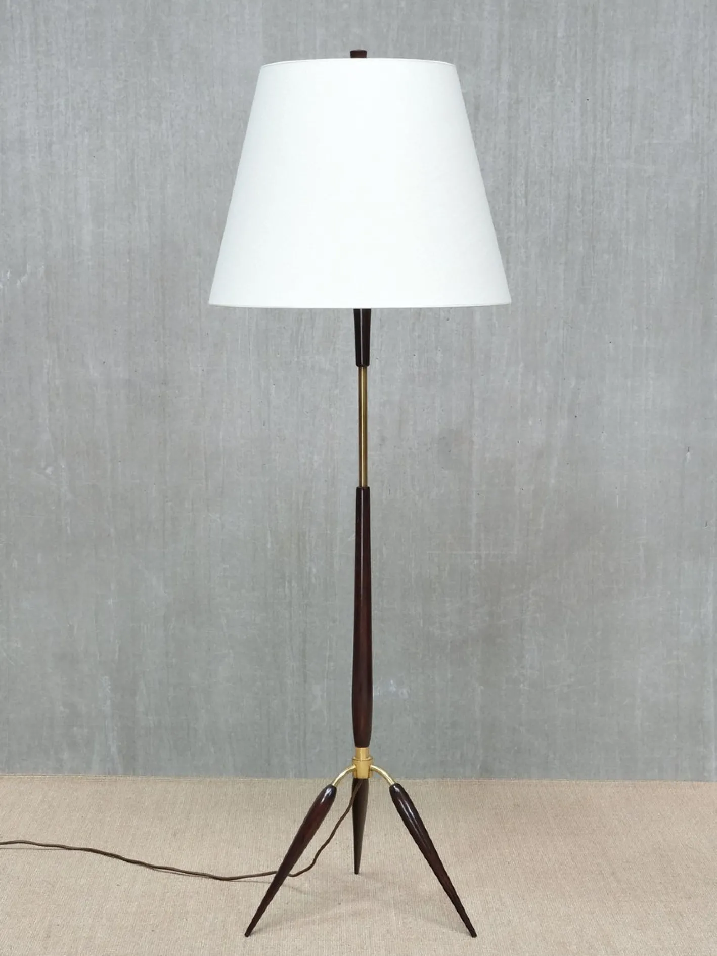 Dänische Skulpturale Dreibein Stehlampe aus Buche, Messing & Leinen von Fog & Mørup, 1960er