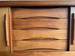 Dänisches Modernes Vintage Tischler Sideboard aus Teak mit Schiebetüren, 1960er