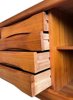 Dänisches Modernes Vintage Tischler Sideboard aus Teak mit Schiebetüren, 1960er