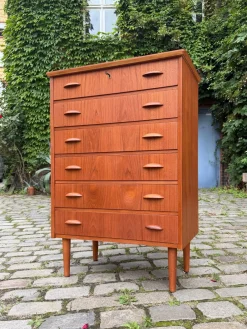 Dänische Teak Kommode mit Griffen und Schloss
