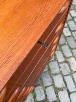 Dänische Teak Kommode mit Griffen und Schloss