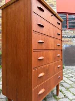 Dänische Teak Kommode mit Griffen und Schloss