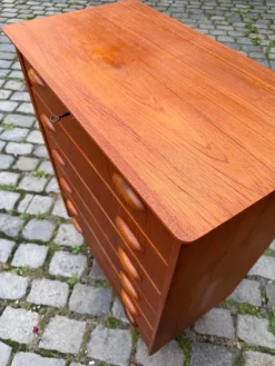 Dänische Teak Kommode mit Griffen und Schloss
