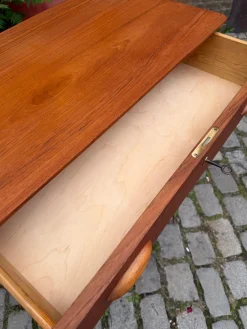 Dänische Teak Kommode mit Griffen und Schloss