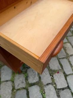 Dänische Teak Kommode mit Griffen und Schloss