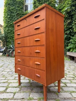 Dänische Teak Kommode mit Griffen und Schloss