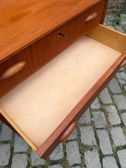 Dänische Teak Kommode mit Griffen und Schloss