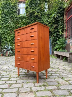 Dänische Teak Kommode mit Griffen und Schloss