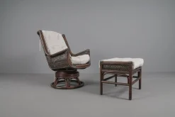 Drehbare und neigbare Rattansessel, Hocker & Couchtisch, Italien, 1960er, 6 . Set