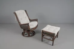 Drehbare und neigbare Rattansessel, Hocker & Couchtisch, Italien, 1960er, 6 . Set
