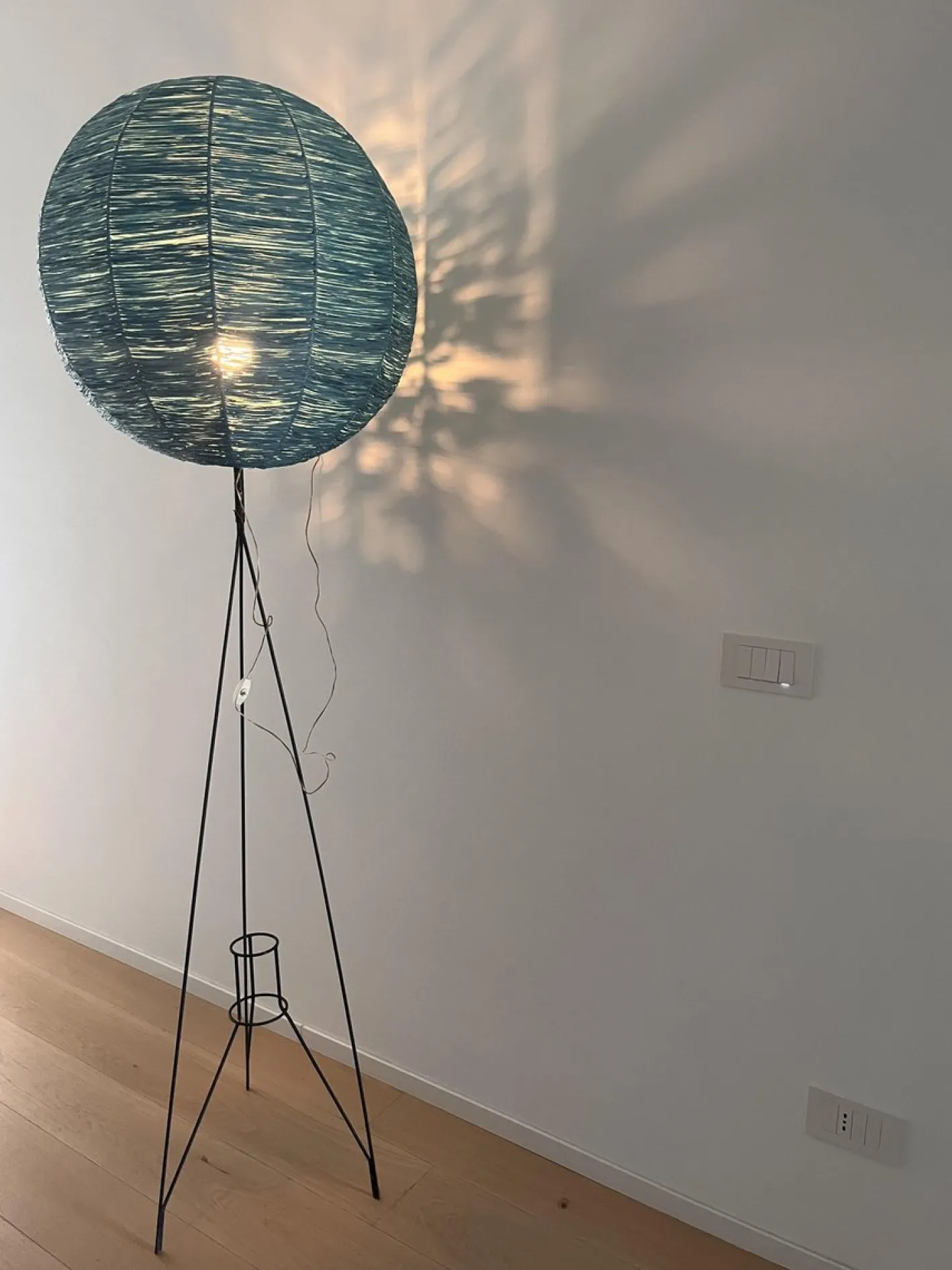 Dreibeinige Mid-Century Stehlampe mit blauem Bastschirm, 1950er