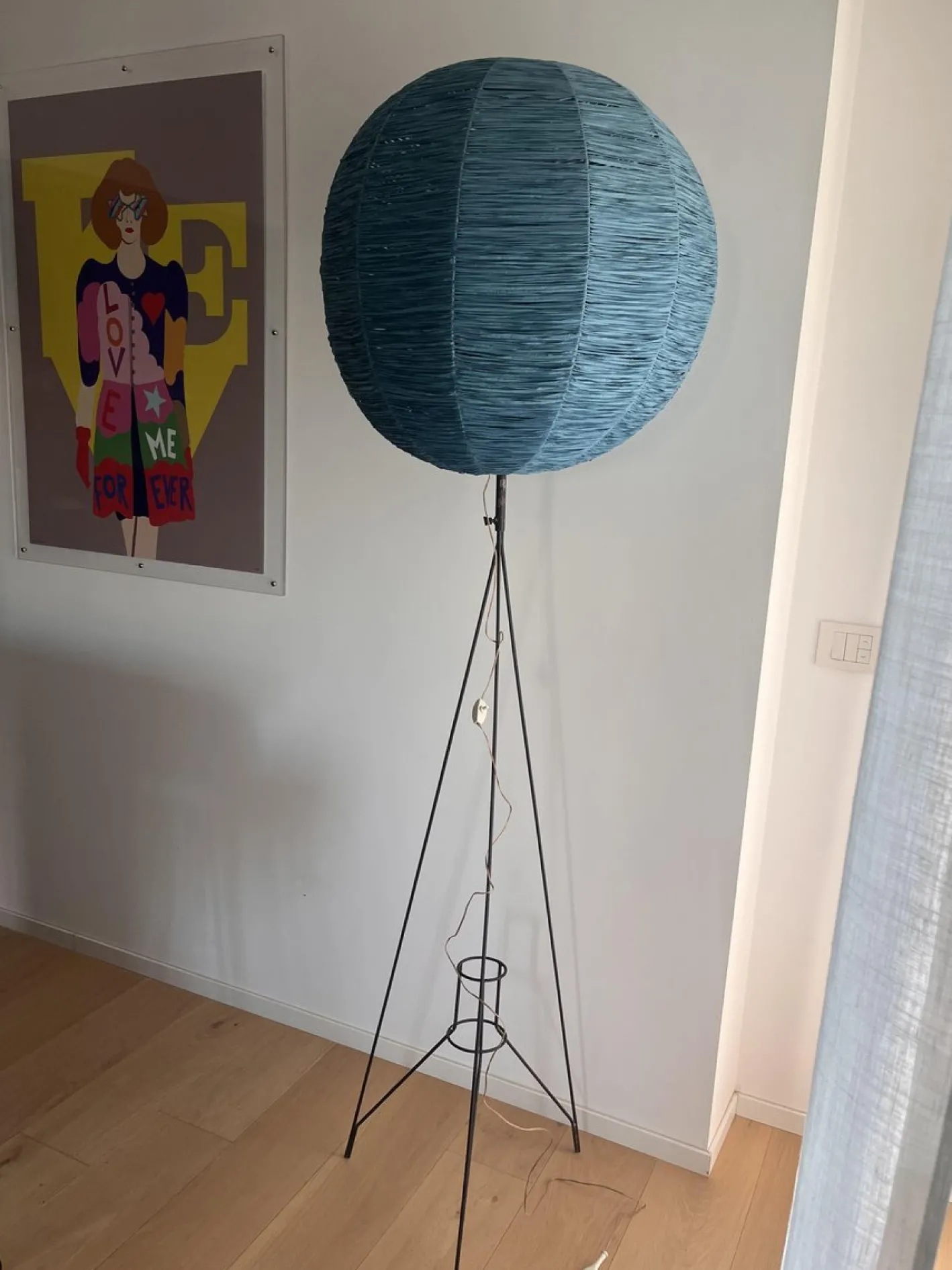 Dreibeinige Mid-Century Stehlampe mit blauem Bastschirm, 1950er