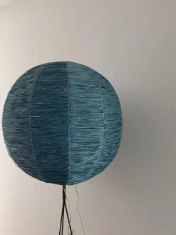 Dreibeinige Mid-Century Stehlampe mit blauem Bastschirm, 1950er