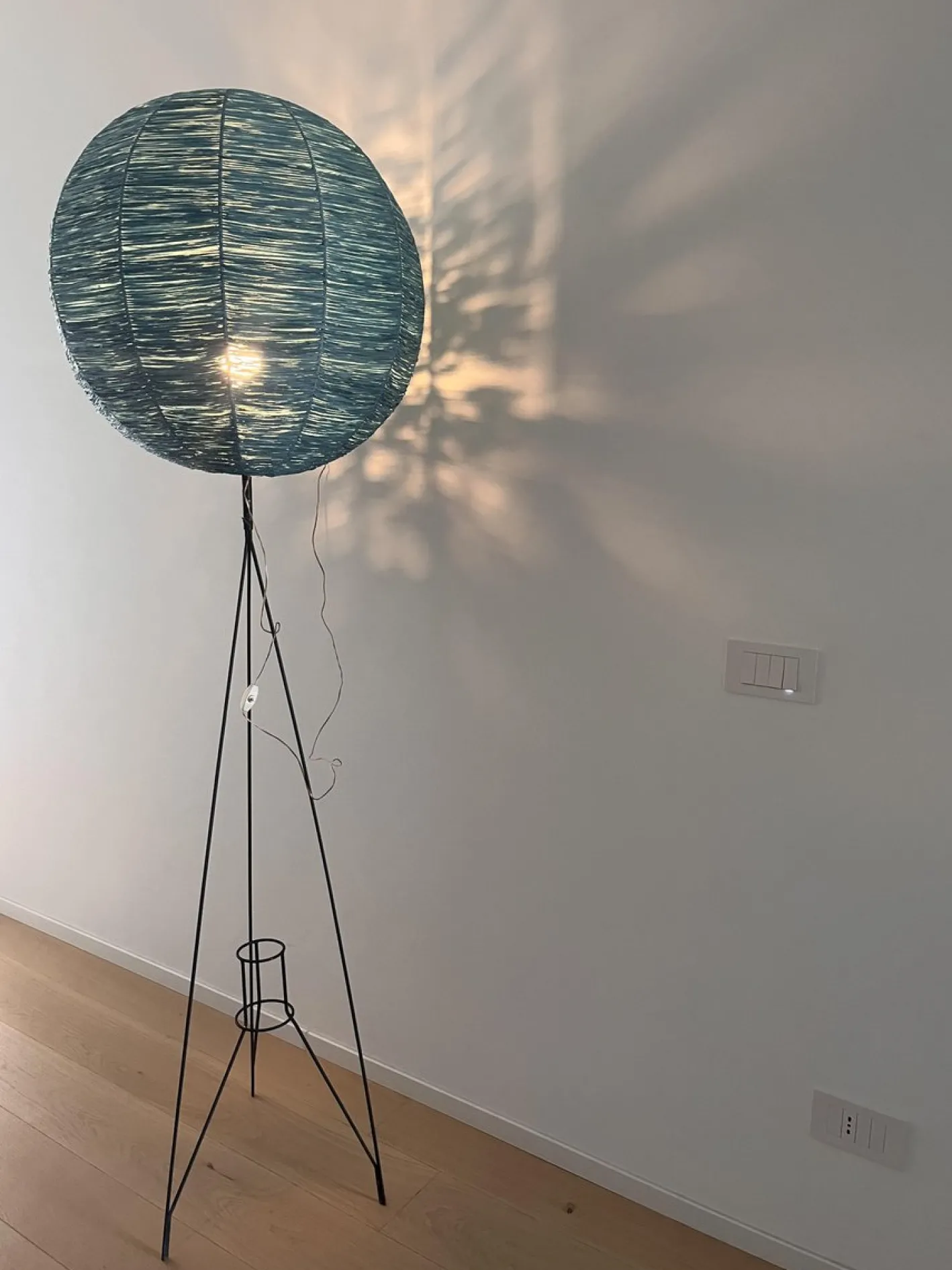 Dreibeinige Mid-Century Stehlampe mit blauem Bastschirm, 1950er