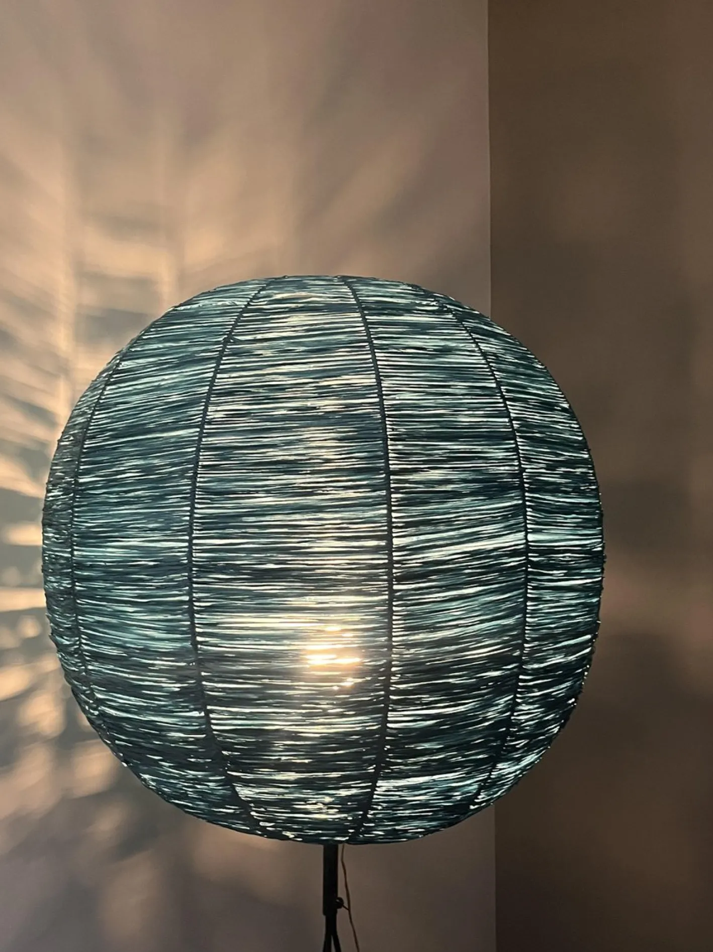 Dreibeinige Mid-Century Stehlampe mit blauem Bastschirm, 1950er