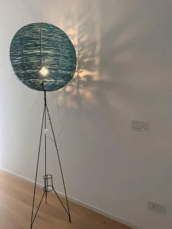 Dreibeinige Mid-Century Stehlampe mit blauem Bastschirm, 1950er