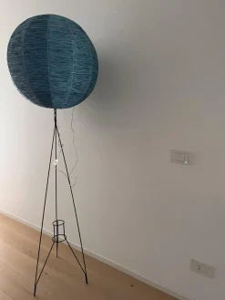 Dreibeinige Mid-Century Stehlampe mit blauem Bastschirm, 1950er