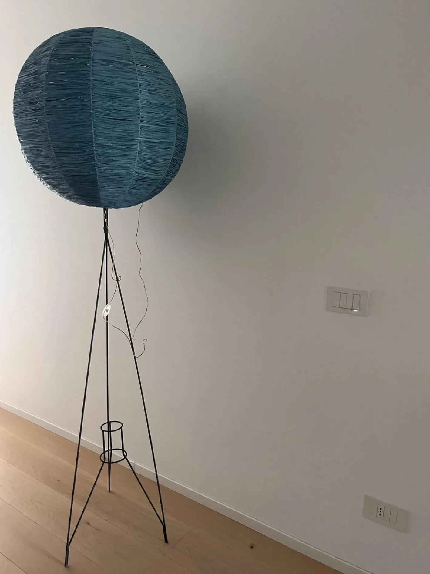 Dreibeinige Mid-Century Stehlampe mit blauem Bastschirm, 1950er