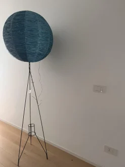 Dreibeinige Mid-Century Stehlampe mit blauem Bastschirm, 1950er