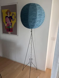 Dreibeinige Mid-Century Stehlampe mit blauem Bastschirm, 1950er