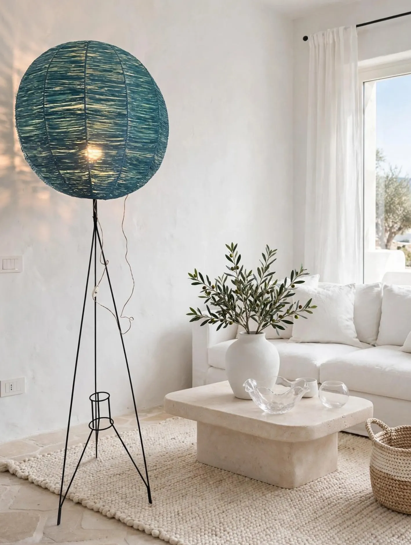 Dreibeinige Mid-Century Stehlampe mit blauem Bastschirm, 1950er