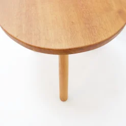 Dreibeiniger Vintage Beistelltisch aus Holz mit abgerundeten Beinen