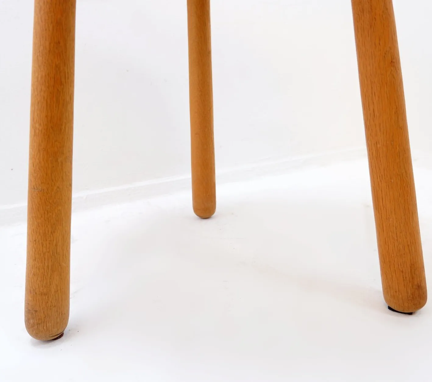 Dreibeiniger Vintage Beistelltisch aus Holz mit abgerundeten Beinen
