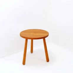 Dreibeiniger Vintage Beistelltisch aus Holz mit abgerundeten Beinen