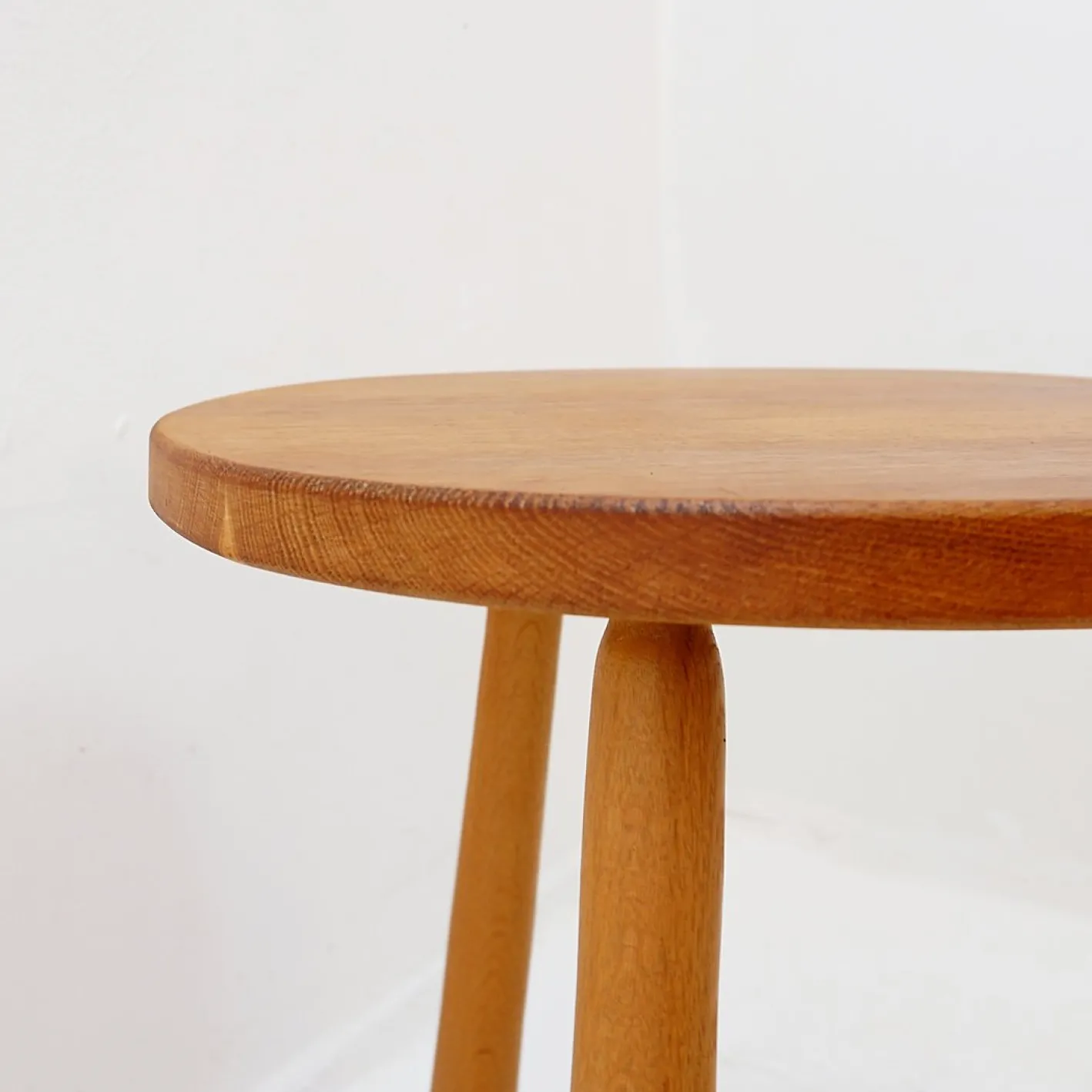Dreibeiniger Vintage Beistelltisch aus Holz mit abgerundeten Beinen