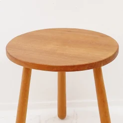 Dreibeiniger Vintage Beistelltisch aus Holz mit abgerundeten Beinen
