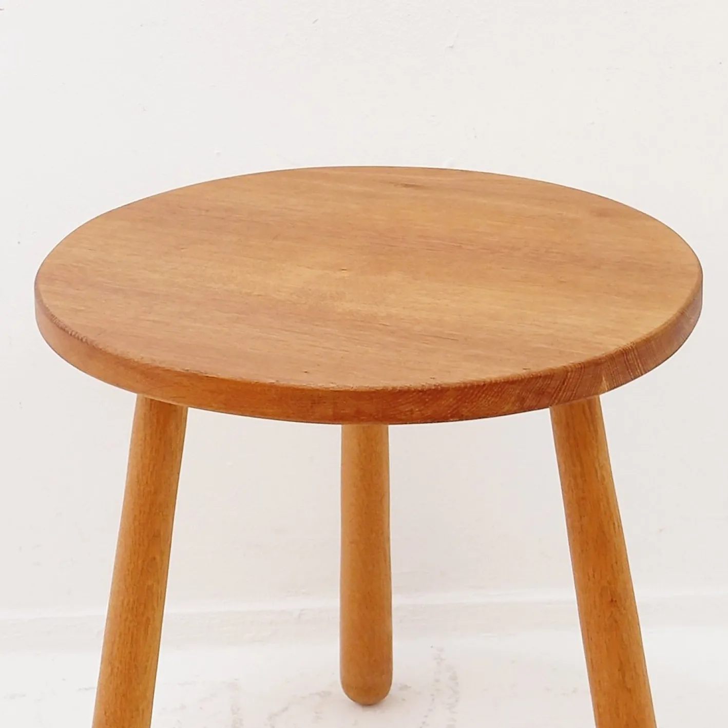 Dreibeiniger Vintage Beistelltisch aus Holz mit abgerundeten Beinen