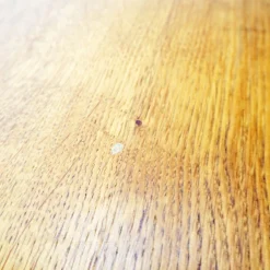 Dreibeiniger Vintage Beistelltisch aus Holz mit abgerundeten Beinen