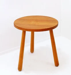 Dreibeiniger Vintage Beistelltisch aus Holz mit abgerundeten Beinen