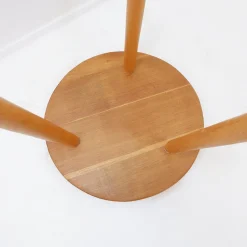 Dreibeiniger Vintage Beistelltisch aus Holz mit abgerundeten Beinen